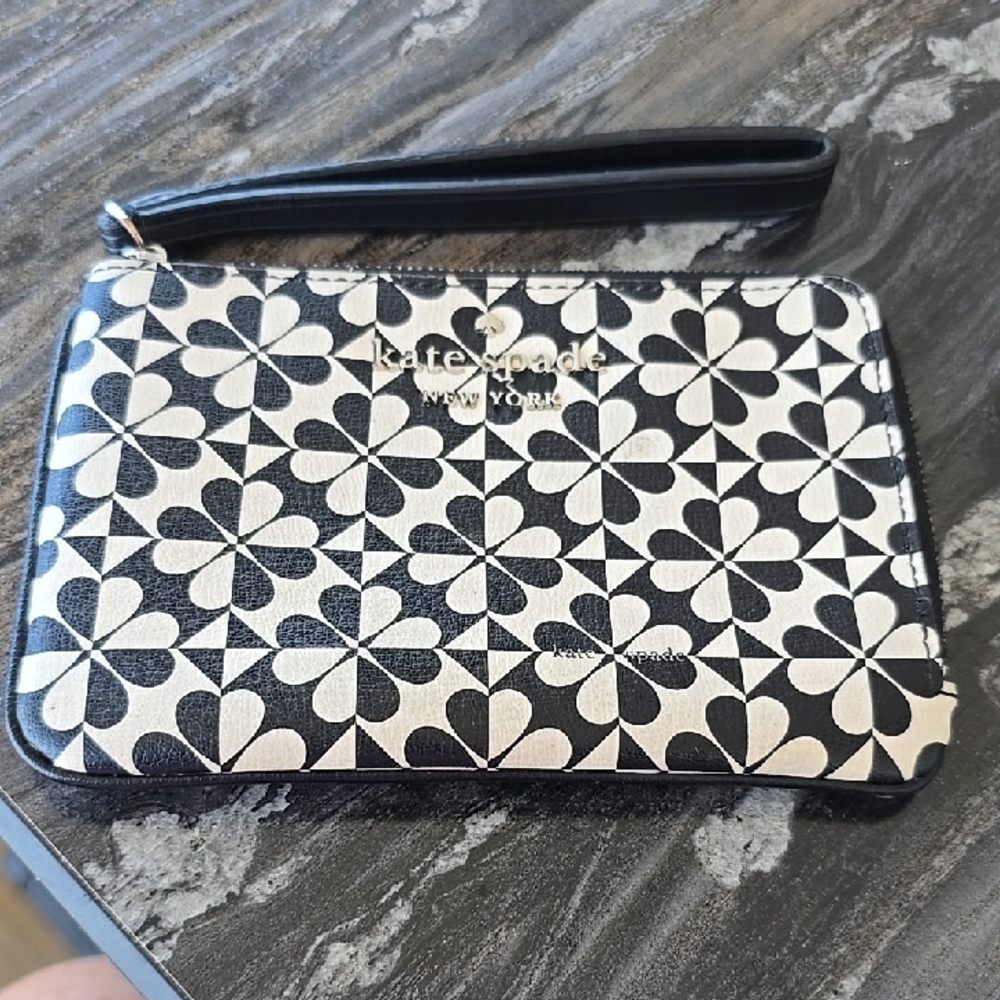 Kate Spade Hollie Spade Clover Black & White PaisianGeometric Wristlet 6.5x4.25.
